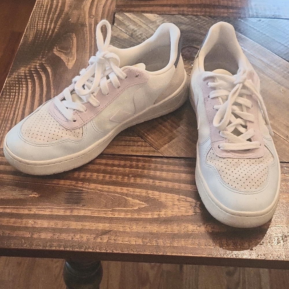 Veja women's size 7 tennis shoes